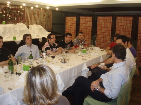 Argazkia: I�igo Urkulluk ongietorria emon zion. Elkarrizketan ikasle mugimenduari buruz eta komunikatzeko modu