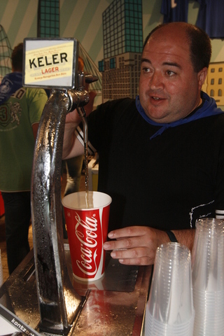 Argazkia: Ahaldunak, Bilboko zinegotziak eta Burukideak tragoak jartzen Gogorregin.