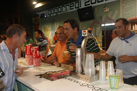 Argazkia: Ahaldunak, Bilboko zinegotziak eta Burukideak tragoak jartzen Gogorregin.