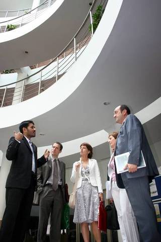 Foto: La delegaci�n de Think Gaur visita las instalaciones de la Escuela de Negocios Indian School of Busi