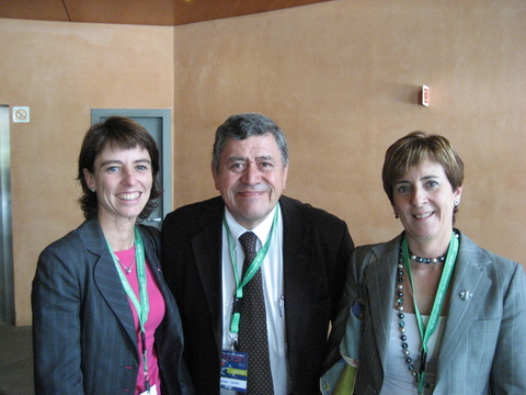 Argazkia: Estibaliz Hernaez eta Arantza Tapia Eduardo Mestrerekin