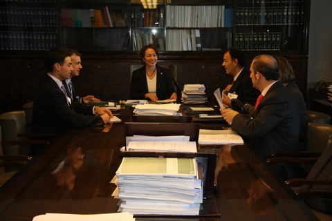 Foto: La delegaci�n se reune con Raija Vahasalo , miembro del Parlamento Finland�s