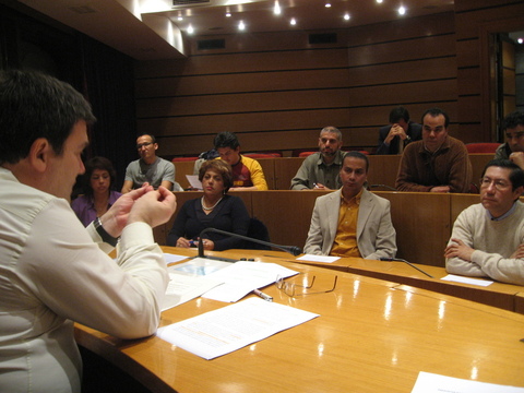 Argazkia: Eztabaida talde sektoriala etorkinen elkarteekin.