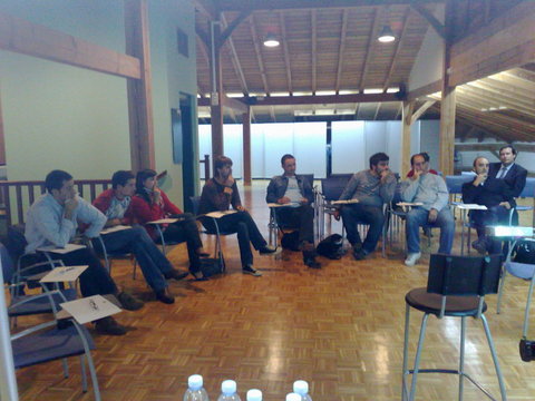 Argazkia: Eztabaida taldeak Derion