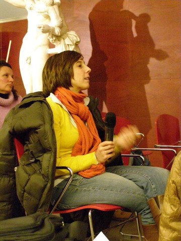 Argazkia: Partaide batek eztabaidan parte hartzen du 