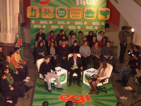 Argazkia: I�igo Urkulluk ponentziak lehen bait lehen irakurri nahi ditu. Osos interesatuta dago gazteen iritzi