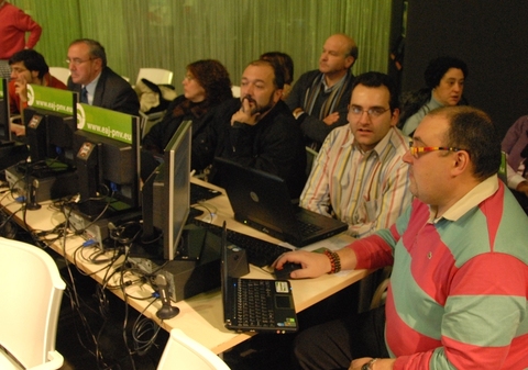 Foto: Algunos participantes trabajando en red