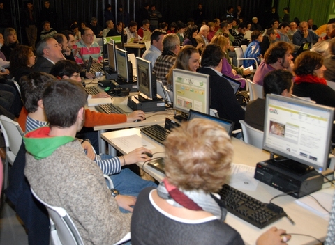 Foto: Los participantes escuchando las explicaciones sobre la nueva p�gina web 
