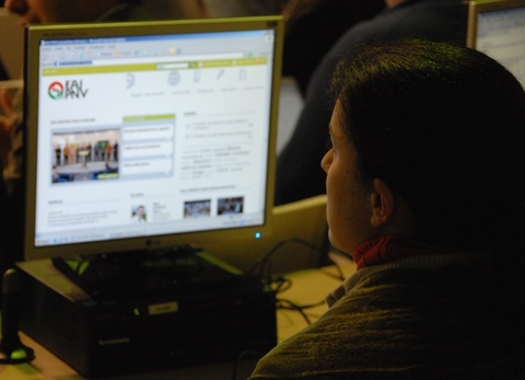 Foto: Un participante del acto trabajando con la nueva p�gina web www.eaj-pnv.eu