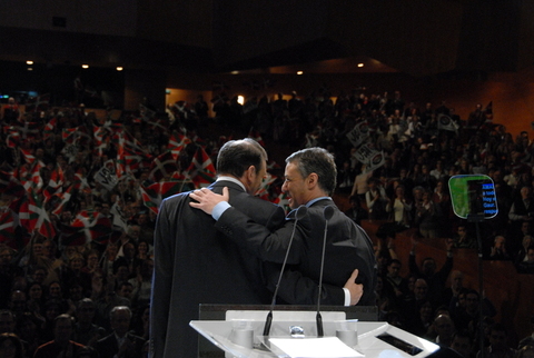 Argazkia: I�igo Urkullu eta Ibarretxe Lehendakaria agurtzen dira 