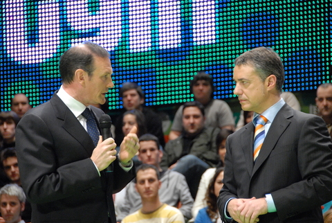 Argazkia: Ibarretxe Lehendakaria I�igo Urkullurekin hitz egiten 