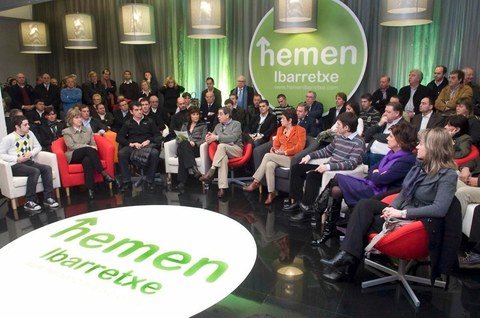 Argazkia: Ibarretxeri babesa emoteko adierazpena irakurri eben